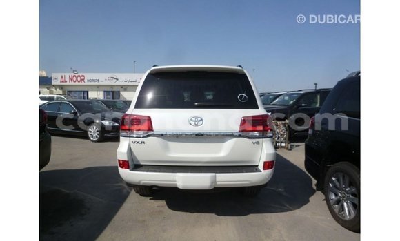 Sayi Imported Toyota Land Cruiser White Mota in Import - Dubai a Ashanti Sayi Imported Toyota Land Cruiser White Mota in Import - Dubai a Ashanti