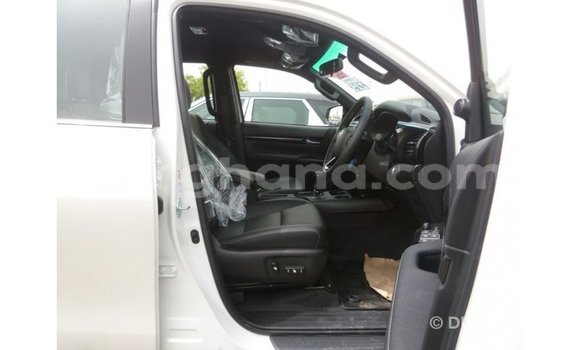 Sayi Imported Toyota Hilux White Mota in Import - Dubai a Ashanti Sayi Imported Toyota Hilux White Mota in Import - Dubai a Ashanti