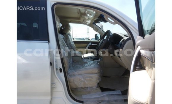 Sayi Imported Toyota Land Cruiser White Mota in Import - Dubai a Ashanti Sayi Imported Toyota Land Cruiser White Mota in Import - Dubai a Ashanti