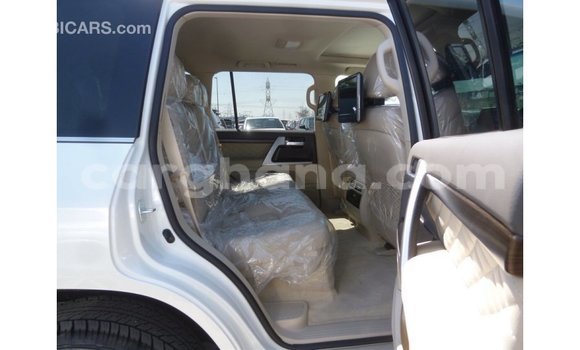 Sayi Imported Toyota Land Cruiser White Mota in Import - Dubai a Ashanti Sayi Imported Toyota Land Cruiser White Mota in Import - Dubai a Ashanti