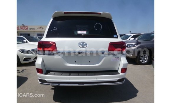 Sayi Imported Toyota Land Cruiser White Mota in Import - Dubai a Ashanti Sayi Imported Toyota Land Cruiser White Mota in Import - Dubai a Ashanti