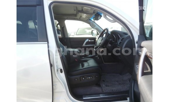 Sayi Imported Toyota Land Cruiser White Mota in Import - Dubai a Ashanti Sayi Imported Toyota Land Cruiser White Mota in Import - Dubai a Ashanti