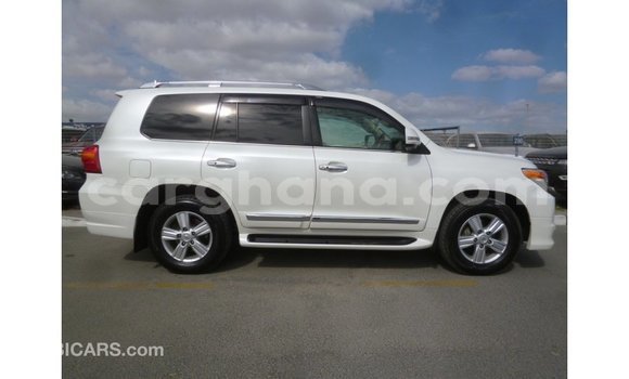 Sayi Imported Toyota Land Cruiser White Mota in Import - Dubai a Ashanti Sayi Imported Toyota Land Cruiser White Mota in Import - Dubai a Ashanti