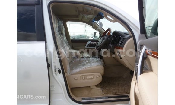 Sayi Imported Toyota Land Cruiser White Mota in Import - Dubai a Ashanti Sayi Imported Toyota Land Cruiser White Mota in Import - Dubai a Ashanti