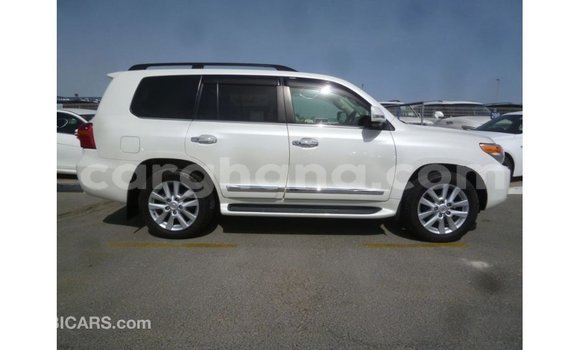 Sayi Imported Toyota Land Cruiser White Mota in Import - Dubai a Ashanti Sayi Imported Toyota Land Cruiser White Mota in Import - Dubai a Ashanti