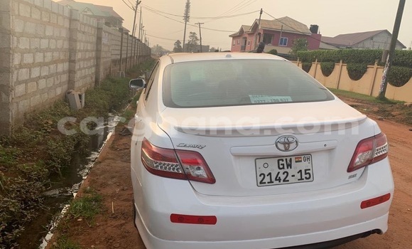 Sayi Na hannu Toyota Camry White Mota in Accra a Greater Accra