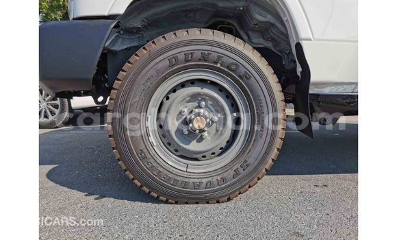 Sayi Imported Toyota Land Cruiser White Mota in Import - Dubai a Ashanti Sayi Imported Toyota Land Cruiser White Mota in Import - Dubai a Ashanti