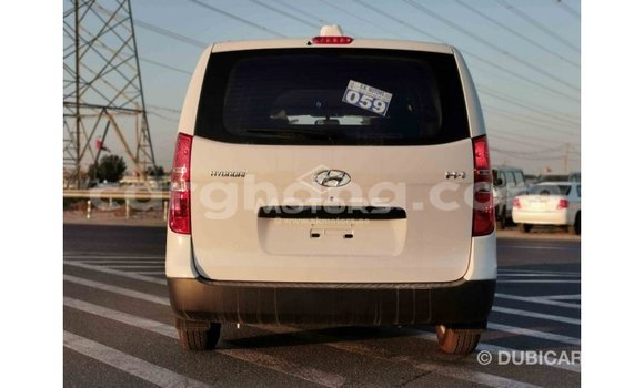 Sayi Imported Hyundai Accent White Mota in Import - Dubai a Ashanti Sayi Imported Hyundai Accent White Mota in Import - Dubai a Ashanti