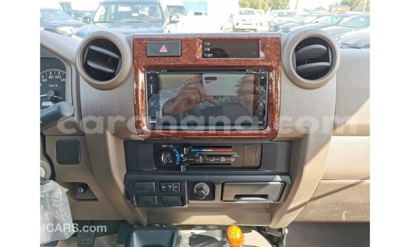 Sayi Imported Toyota Land Cruiser White Mota in Import - Dubai a Ashanti Sayi Imported Toyota Land Cruiser White Mota in Import - Dubai a Ashanti