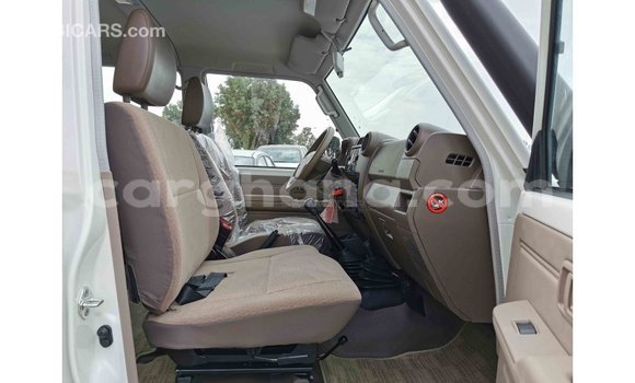 Sayi Imported Toyota Land Cruiser White Mota in Import - Dubai a Ashanti Sayi Imported Toyota Land Cruiser White Mota in Import - Dubai a Ashanti