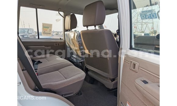 Sayi Imported Toyota Land Cruiser White Mota in Import - Dubai a Ashanti Sayi Imported Toyota Land Cruiser White Mota in Import - Dubai a Ashanti