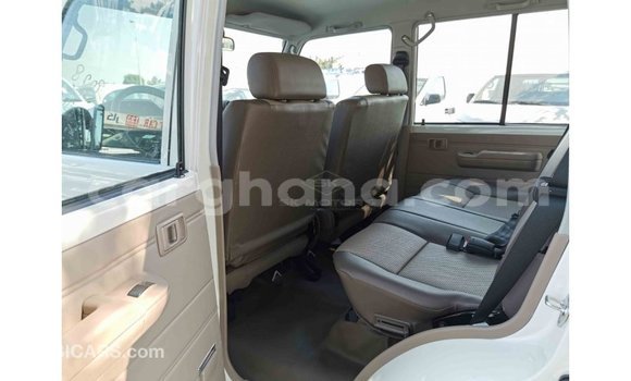 Sayi Imported Toyota Land Cruiser White Mota in Import - Dubai a Ashanti Sayi Imported Toyota Land Cruiser White Mota in Import - Dubai a Ashanti