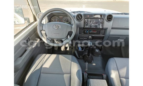 Sayi Imported Toyota Land Cruiser White Mota in Import - Dubai a Ashanti Sayi Imported Toyota Land Cruiser White Mota in Import - Dubai a Ashanti