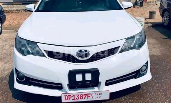 Sayi Na hannu Toyota Camry White Mota in Accra a Greater Accra