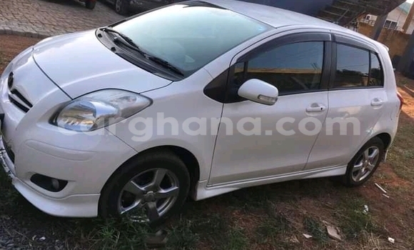 Ra Àlòkù Toyota Vitz funfun Ọkọ̀ in Accra ni Greater Accra
