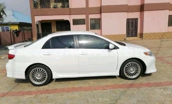 Ra Àlòkù Toyota Corolla II funfun Ọkọ̀ in Accra ni Greater Accra Ra Àlòkù Toyota Corolla II funfun Ọkọ̀ in Accra ni Greater Accra