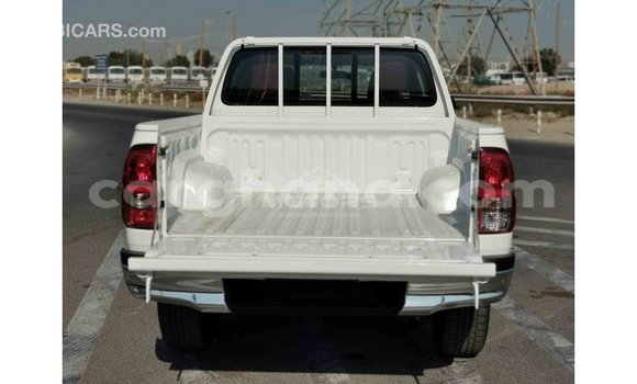 Sayi Imported Toyota Hilux White Mota in Import - Dubai a Ashanti Sayi Imported Toyota Hilux White Mota in Import - Dubai a Ashanti