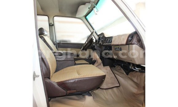 Ra Imported Toyota Land Cruiser funfun Ọkọ̀ in Import - Dubai ni Ashanti Ra Imported Toyota Land Cruiser funfun Ọkọ̀ in Import - Dubai ni Ashanti