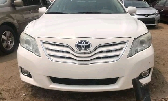 Ra Àlòkù Toyota Camry funfun Ọkọ̀ in Accra ni Greater Accra