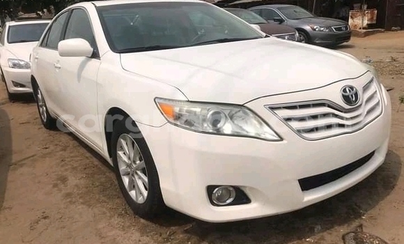 Ra Àlòkù Toyota Camry funfun Ọkọ̀ in Accra ni Greater Accra Ra Àlòkù Toyota Camry funfun Ọkọ̀ in Accra ni Greater Accra