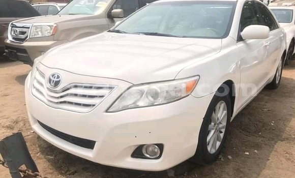 Ra Àlòkù Toyota Camry funfun Ọkọ̀ in Accra ni Greater Accra Ra Àlòkù Toyota Camry funfun Ọkọ̀ in Accra ni Greater Accra
