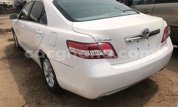 Ra Àlòkù Toyota Camry funfun Ọkọ̀ in Accra ni Greater Accra Ra Àlòkù Toyota Camry funfun Ọkọ̀ in Accra ni Greater Accra
