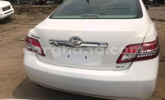 Ra Àlòkù Toyota Camry funfun Ọkọ̀ in Accra ni Greater Accra Ra Àlòkù Toyota Camry funfun Ọkọ̀ in Accra ni Greater Accra
