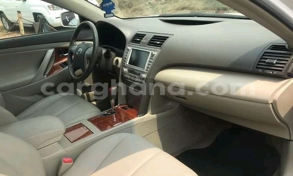 Ra Àlòkù Toyota Camry funfun Ọkọ̀ in Accra ni Greater Accra Ra Àlòkù Toyota Camry funfun Ọkọ̀ in Accra ni Greater Accra