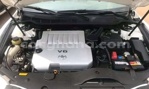 Ra Àlòkù Toyota Camry funfun Ọkọ̀ in Accra ni Greater Accra Ra Àlòkù Toyota Camry funfun Ọkọ̀ in Accra ni Greater Accra