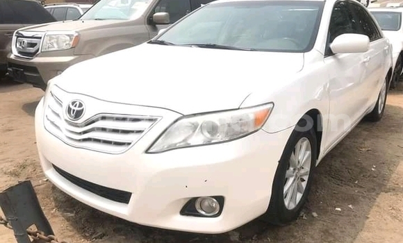 Ra Àlòkù Toyota Camry funfun Ọkọ̀ in Accra ni Greater Accra Ra Àlòkù Toyota Camry funfun Ọkọ̀ in Accra ni Greater Accra