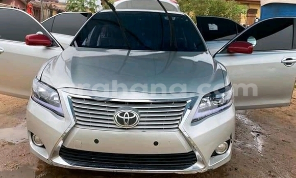Sayi Na hannu Toyota Camry White Mota in Accra a Greater Accra