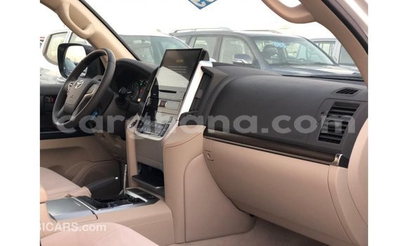 Sayi Imported Toyota Land Cruiser White Mota in Import - Dubai a Ashanti Sayi Imported Toyota Land Cruiser White Mota in Import - Dubai a Ashanti