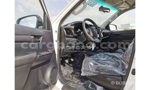 Sayi Imported Toyota Hilux White Mota in Import - Dubai a Ashanti Sayi Imported Toyota Hilux White Mota in Import - Dubai a Ashanti