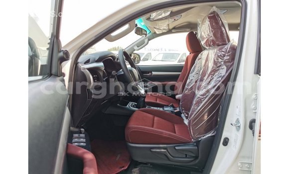 Sayi Imported Toyota Hilux White Mota in Import - Dubai a Ashanti Sayi Imported Toyota Hilux White Mota in Import - Dubai a Ashanti