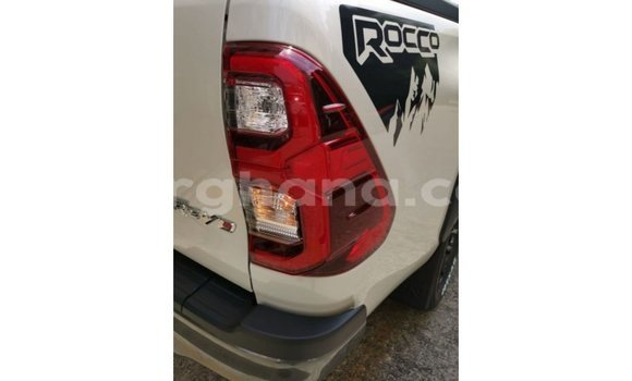 Sayi Imported Toyota Hilux White Mota in Import - Dubai a Ashanti Sayi Imported Toyota Hilux White Mota in Import - Dubai a Ashanti