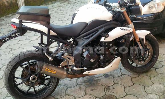 Sayi Na hannu Triumph Speed Triple 900 White Motsi in Sekondi a Yamma Sayi Na hannu Triumph Speed Triple 900 White Motsi in Sekondi a Yamma