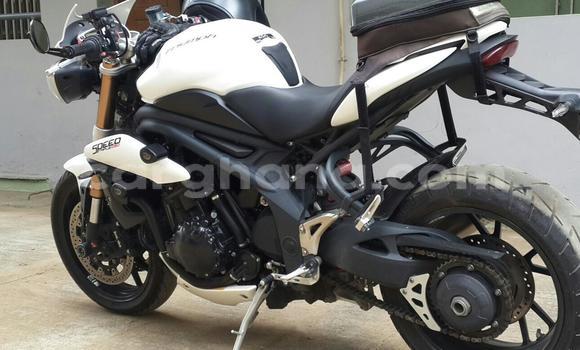 Sayi Na hannu Triumph Speed Triple 900 White Motsi in Sekondi a Yamma Sayi Na hannu Triumph Speed Triple 900 White Motsi in Sekondi a Yamma