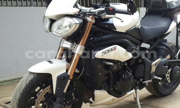 Sayi Na hannu Triumph Speed Triple 900 White Motsi in Sekondi a Yamma Sayi Na hannu Triumph Speed Triple 900 White Motsi in Sekondi a Yamma