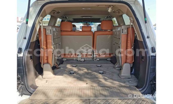 Sayi Imported Toyota Land Cruiser White Mota in Import - Dubai a Ashanti Sayi Imported Toyota Land Cruiser White Mota in Import - Dubai a Ashanti