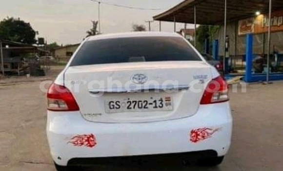 Ra Àlòkù Toyota Yaris funfun Ọkọ̀ in Accra ni Greater Accra