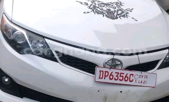 Ra Tuntun Toyota Camry funfun Ọkọ̀ in Accra ni Greater Accra Ra Tuntun Toyota Camry funfun Ọkọ̀ in Accra ni Greater Accra