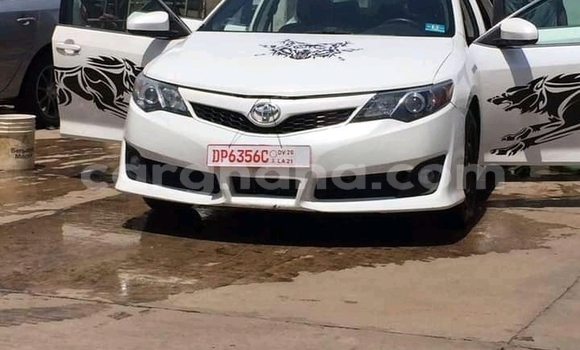 Ra Tuntun Toyota Camry funfun Ọkọ̀ in Accra ni Greater Accra Ra Tuntun Toyota Camry funfun Ọkọ̀ in Accra ni Greater Accra