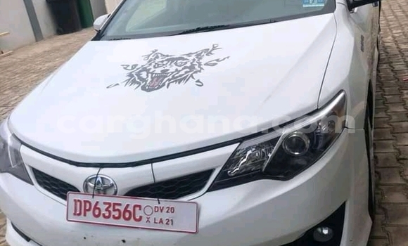 Ra Tuntun Toyota Camry funfun Ọkọ̀ in Accra ni Greater Accra Ra Tuntun Toyota Camry funfun Ọkọ̀ in Accra ni Greater Accra