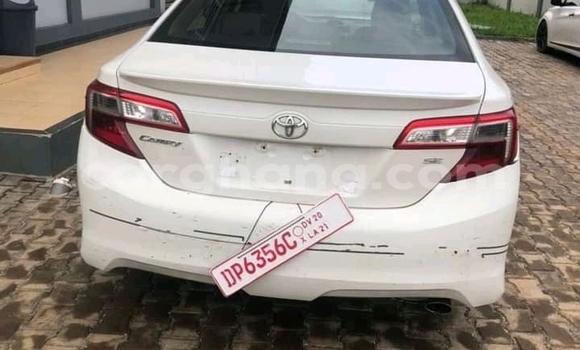 Ra Tuntun Toyota Camry funfun Ọkọ̀ in Accra ni Greater Accra Ra Tuntun Toyota Camry funfun Ọkọ̀ in Accra ni Greater Accra