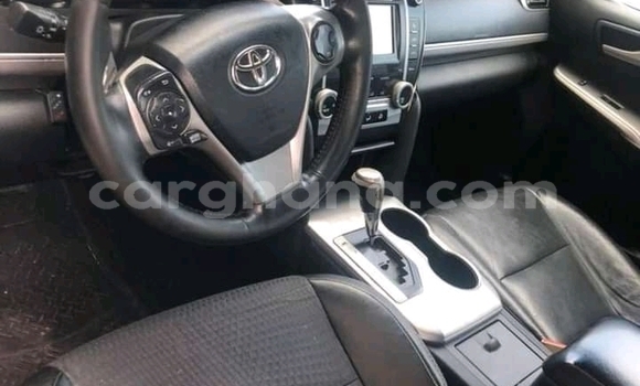 Ra Tuntun Toyota Camry funfun Ọkọ̀ in Accra ni Greater Accra Ra Tuntun Toyota Camry funfun Ọkọ̀ in Accra ni Greater Accra