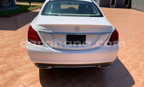 Buy Used Mercedes‒Benz 300CD White Car in Accra in Greater Accra Buy Used Mercedes‒Benz 300CD White Car in Accra in Greater Accra