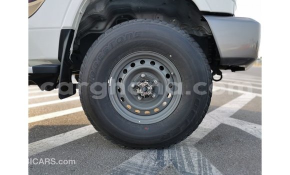 Sayi Imported Toyota Land Cruiser White Mota in Import - Dubai a Ashanti Sayi Imported Toyota Land Cruiser White Mota in Import - Dubai a Ashanti