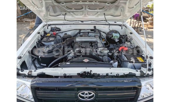Sayi Imported Toyota Land Cruiser White Mota in Import - Dubai a Ashanti Sayi Imported Toyota Land Cruiser White Mota in Import - Dubai a Ashanti