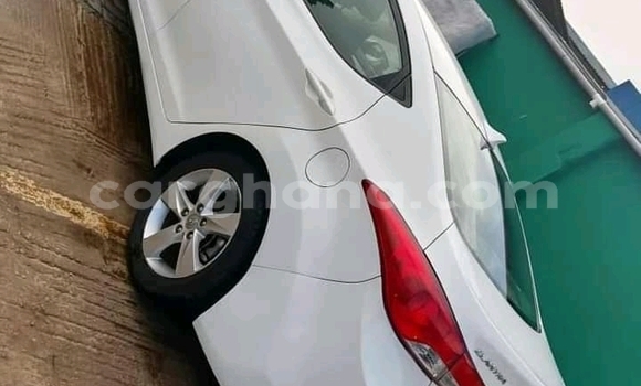Buy Used Hyundai Elantra White Car in Accra in Greater Accra Buy Used Hyundai Elantra White Car in Accra in Greater Accra