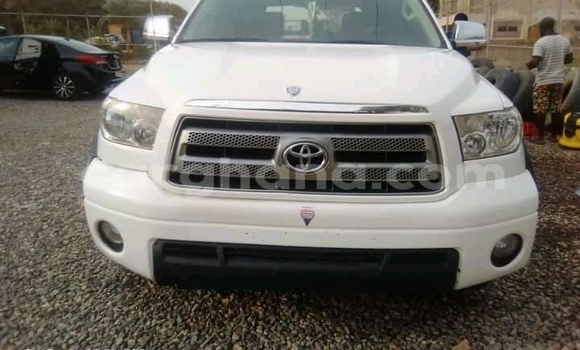 Sayi Na hannu Toyota Tundra White Mota in Accra a Greater Accra Sayi Na hannu Toyota Tundra White Mota in Accra a Greater Accra